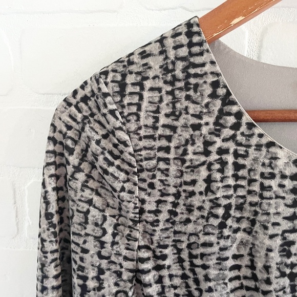 Halston Mini Dress Snakeskin Faux Wrap Ruched Mobwife Gray/Greige Black Sz 10 - Picture 5 of 14